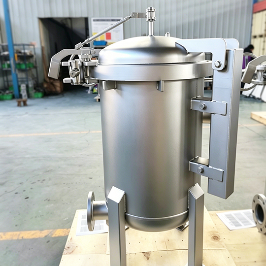 Quick-Open-Bag-Filter-Housing-VS-Traditional-Manual-Filter